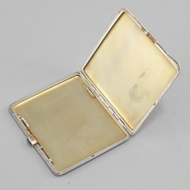 CIGARETTETUI, silver, importstämplad, omkring 1900-talets mitt. Vikt 95 g.