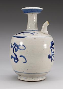 VINKANNA, porslin. Korea, Yi perioden, 17/1800-tal.