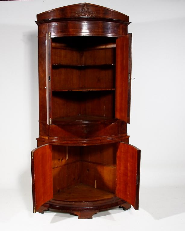 HÖRNSKÅP, Karl Johan, 1800-talets första hälft.