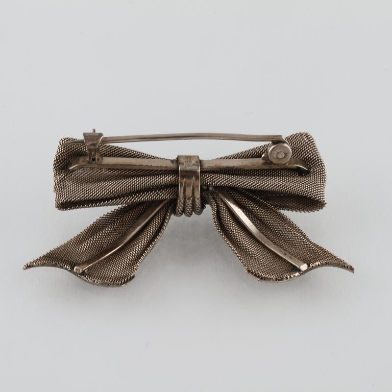 Brosch, 14K vitguld. Vikt 6,5 gram.