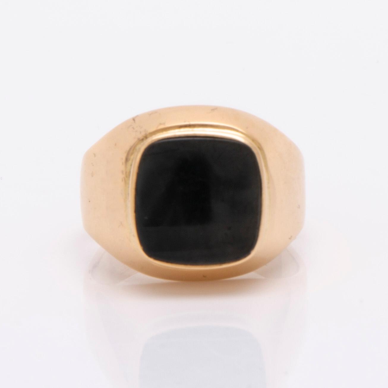 Klackring, 18K guld, onyx ca 10 x 10 mm, total vikt 10,5 g.