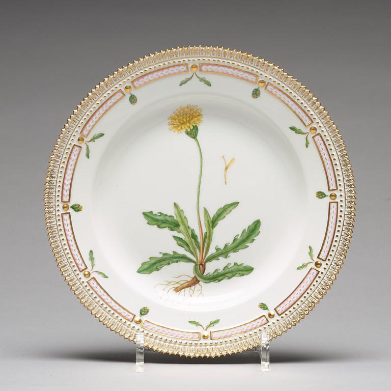 A set of 12 large Royal Copenhagen 'Flora Dancia' dinner plates, Denmark, 20th Century.