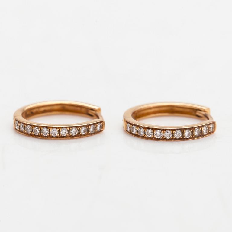 A pair of 18K gold earrings with diamonds totalling approx. 0.22 ct.