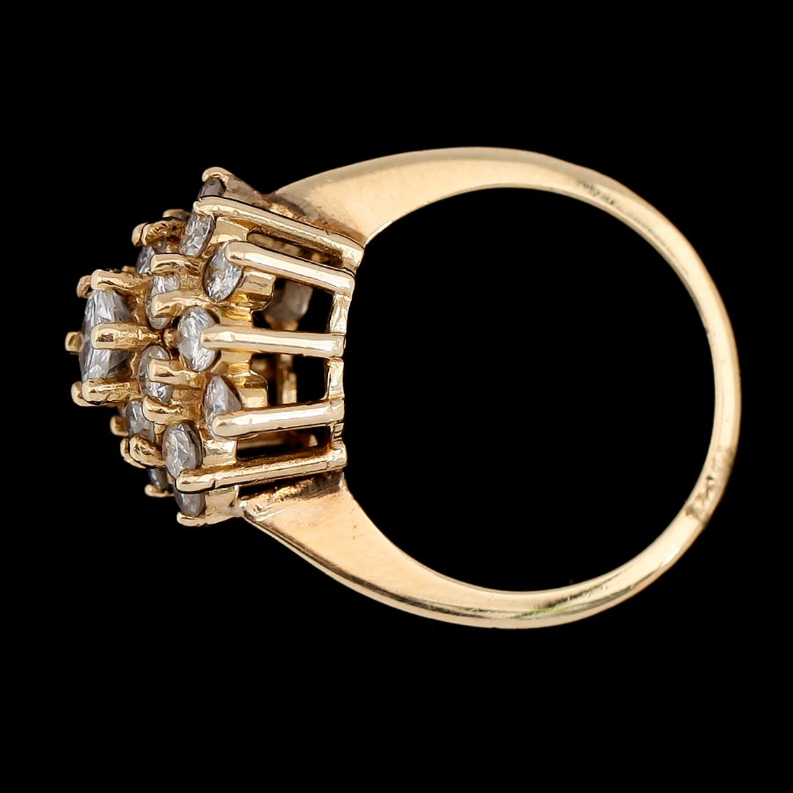 RING, 14K guld, 18 briljantslipade diamanter tot ca 1.50 ct. Total vikt ca 6 g.
