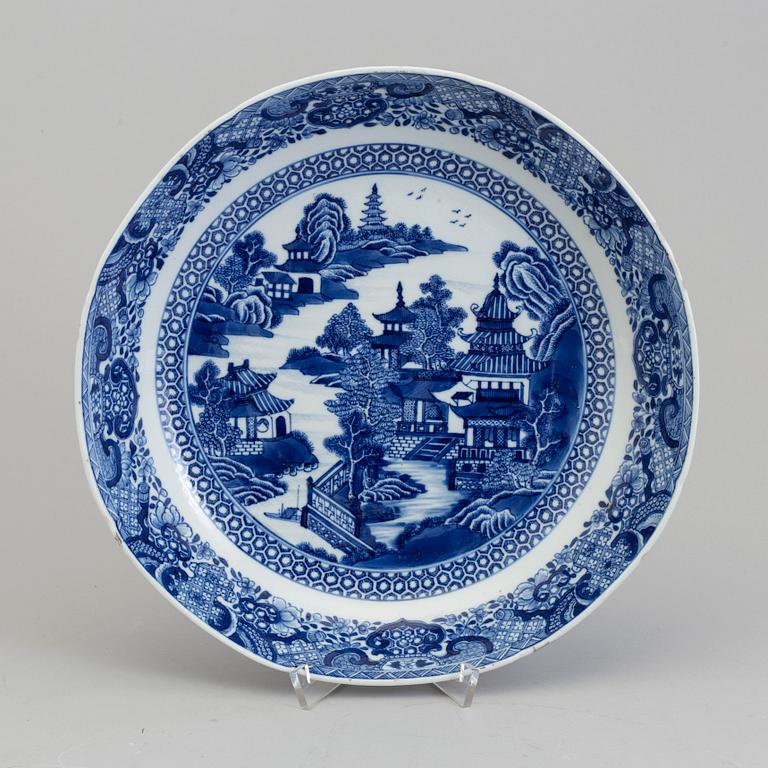 A blue and white octagonal dish, Qing dynasty, Qianlong (1736-95).