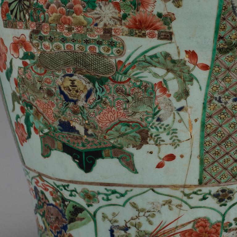 A large famille verte jar, Qing dynasty, Kangxi (1662-1722).