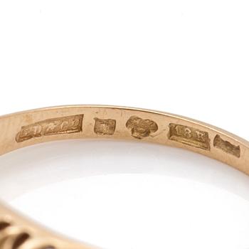 RING med fasettslipade syntetiska rubiner samt syntetiska vita spineller.