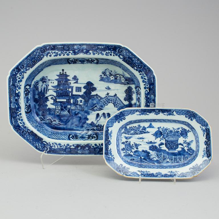 Two chinese blue and white porcelain platters. Qing dynasty, Qianlong (1736-95).