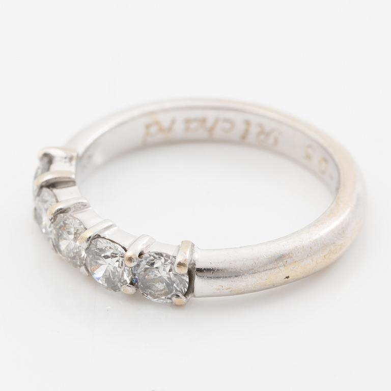 Ring in 18K white gold set with round brilliant-cut diamonds.