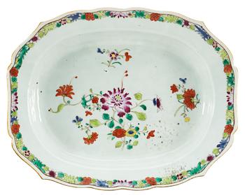 127. TERRINFAT, porslin. Qing dynastin. Qianlong (1736-95).