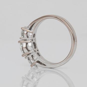 RING med tre briljantslipade diamanter, 1.00 ct, 0.52 ct respektive 0.51 ct. Kvalitet ca G-H/VS.