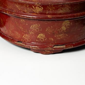 Askar, två stycken, bemålat trä, sydostasien, 1900-tal.