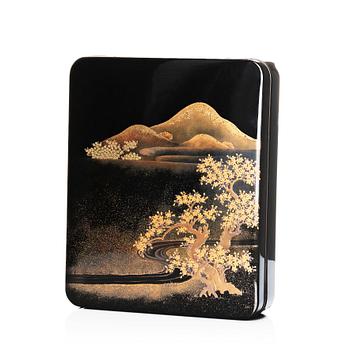 1016. A Japanese lacquer box with cover, Meiji period (1868-1912).