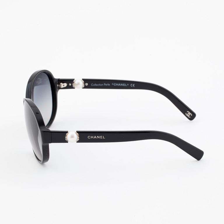 CHANEL, a pair of sunglasses, limited edition "Collection Perle".