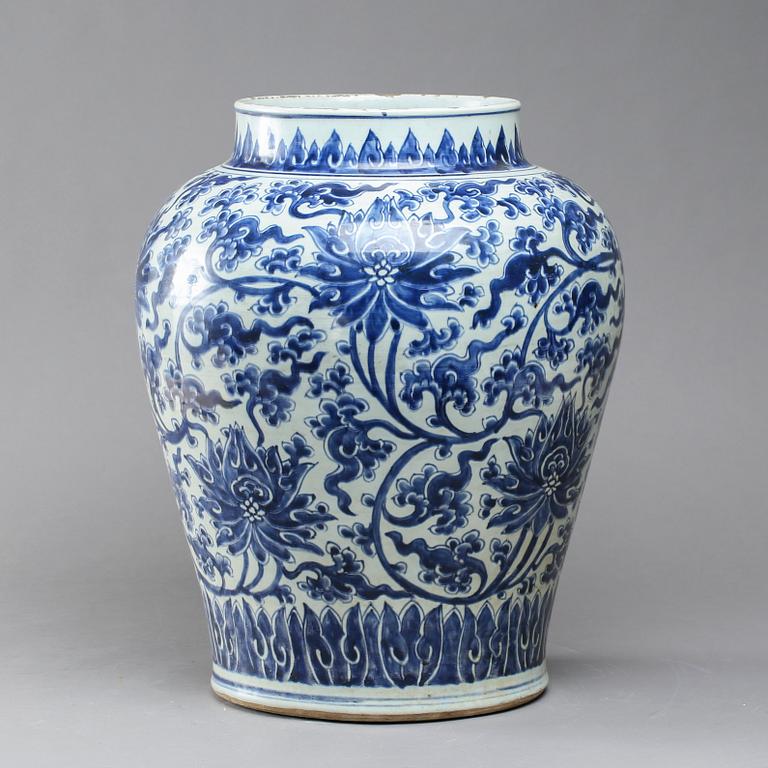 GOLVURNA, porslin. Qingdynastin, Kangxi (1662-1722).