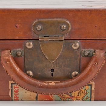 LOUIS VUITTON, a brown leather suitcase from around 1910.