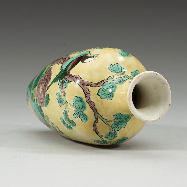 A famille verte vase, Qing dynasty (1644-1912).