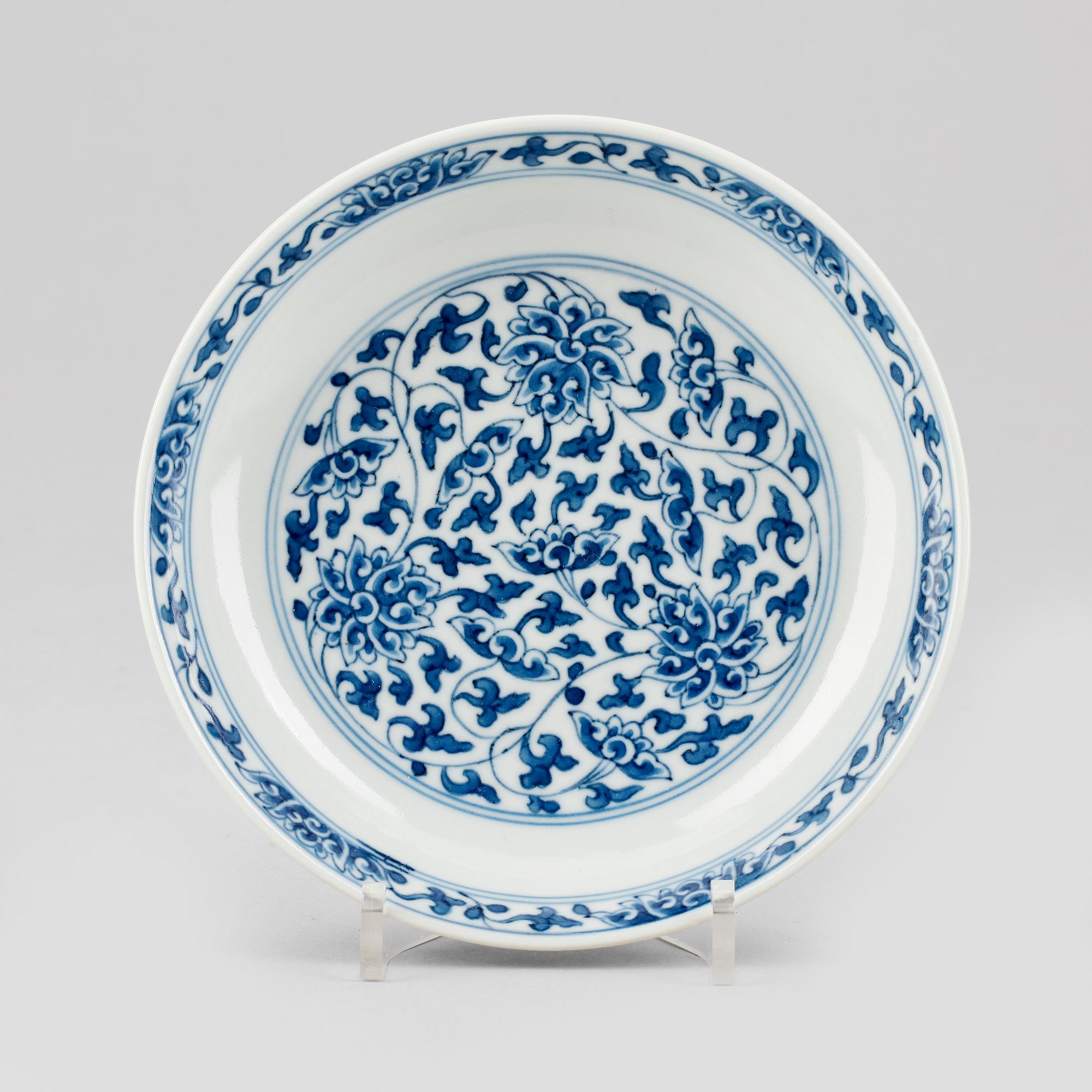 SKÅLFAT, porslin. Sen Qing dynasti, omkring 1900, med sigillmärke.