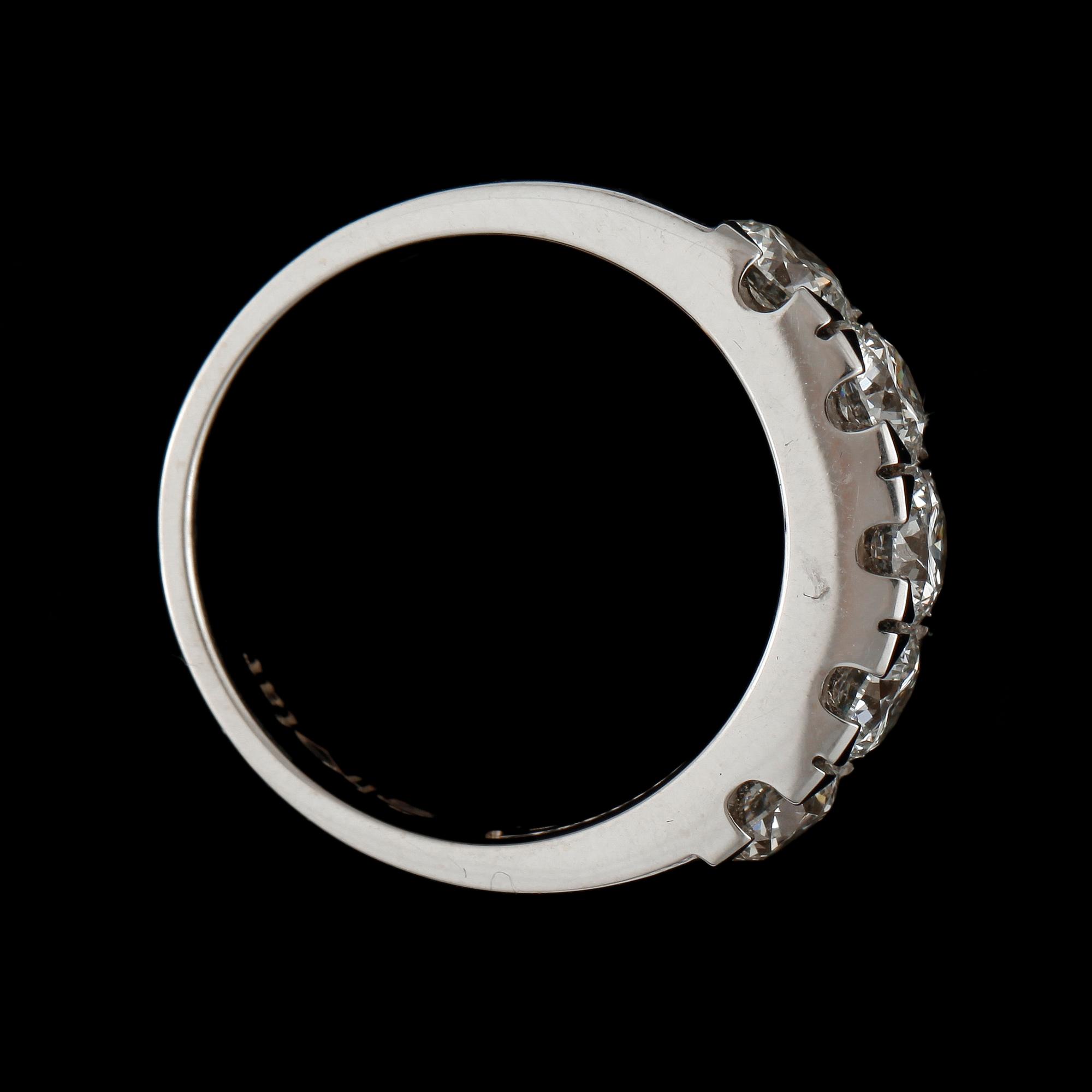 RING, 18k vitguld med 5 briljantslipade diamanter tot ca 2,00 ct. Vikt ca 7,4 gram.