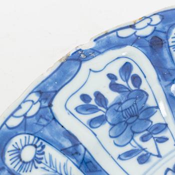 A Chinese blue and white dish, Qing dynasty, Kangxi (1662-1722).