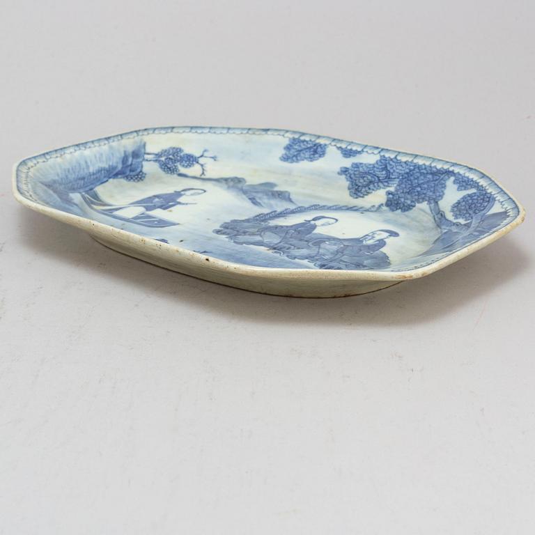 Five Chinese blue and white porcelain objects, 20th century.