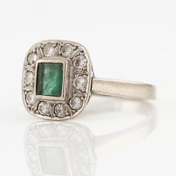 Ring, 18K white gold with emerald and brilliant-cut diamonds.