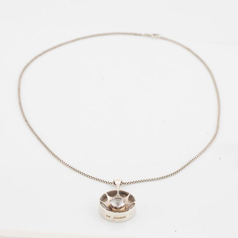 Kultasepät Salovaara, pendant sterling silver with syntehtic white spinel.