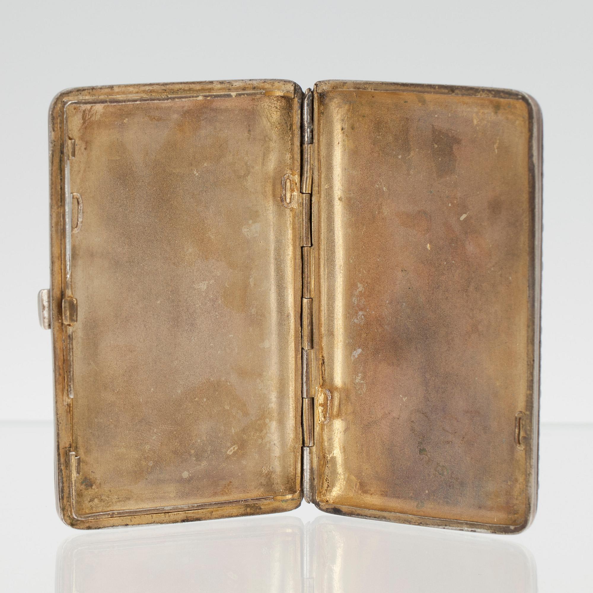 CIGARRETTETUI, 84 silver, cellemalj. Kontrollmästare Ivan Lebedkin Moskva Ryssland 1899. Vikt 149,7 g.