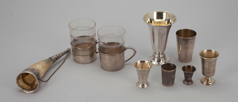 BÄGERE, DRYCKESHORN samt TEGLASHÅLLARE, silver, finska, svenska, ryska stämplar. 1900-talets början. Tot. vikt 566 g.