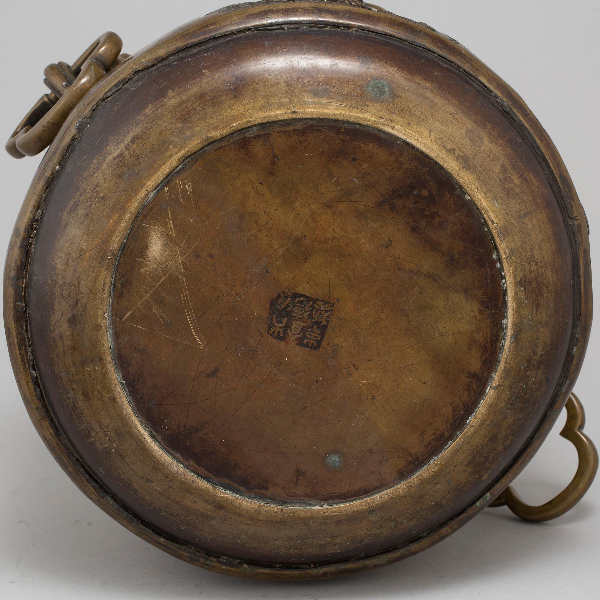 A large bronze censer with cover, Japan, Meiji (1868-1912).