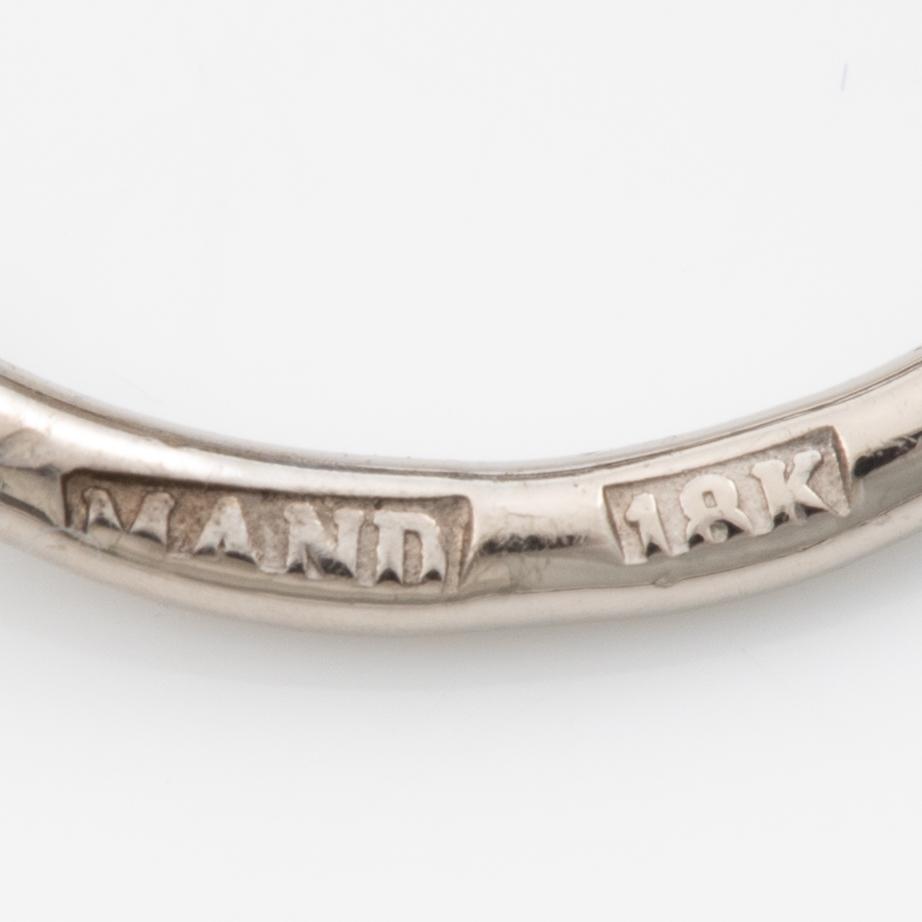 Ring, Mandelstam, 18K white gold with sapphires and brilliant-cut diamonds.