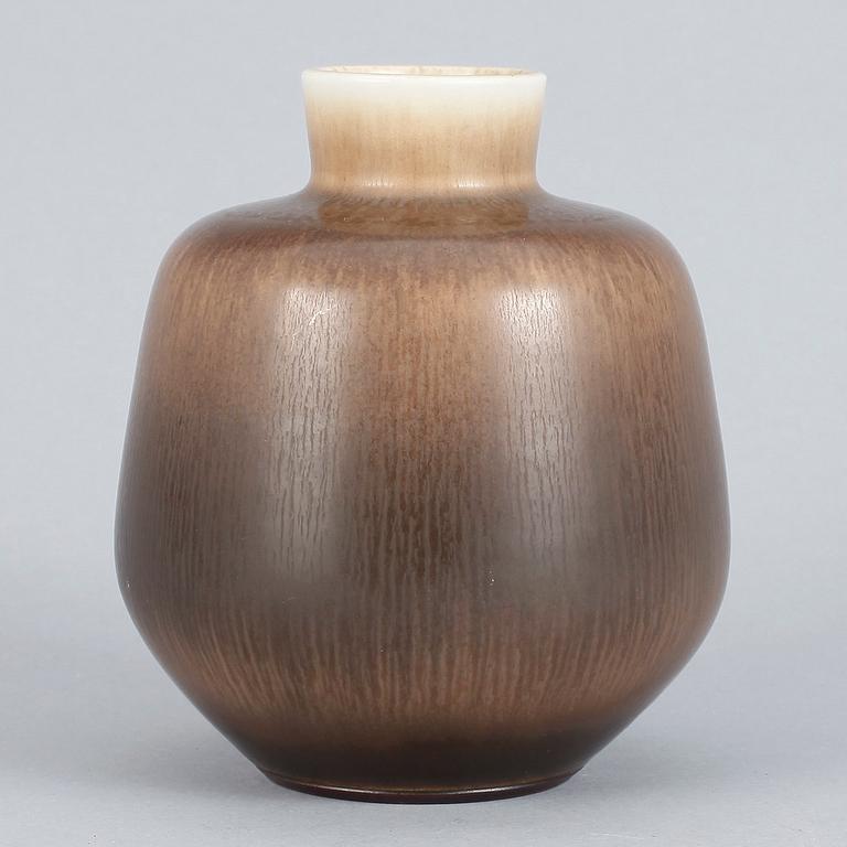 BERNDT FRIBERG, stengods, signerad undertill med studiohanden.