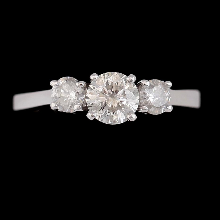 RING, 14K vitguld, 3 briljantslipade diamanter tot ca 0.94 ct.