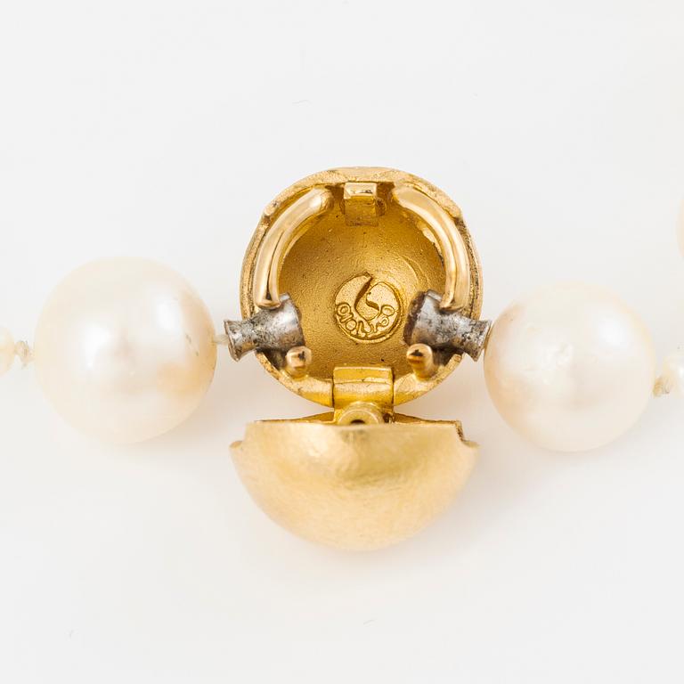 Ole Lynggaard clasp in 18K gold with a necklace of cultured freshwater pearls.
