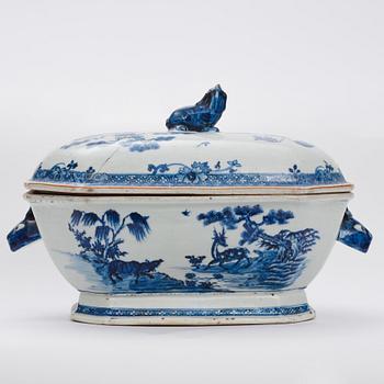 A blue and white dinner service,  Qing dynasty, Qianlong (1736-95). (90 pieces).