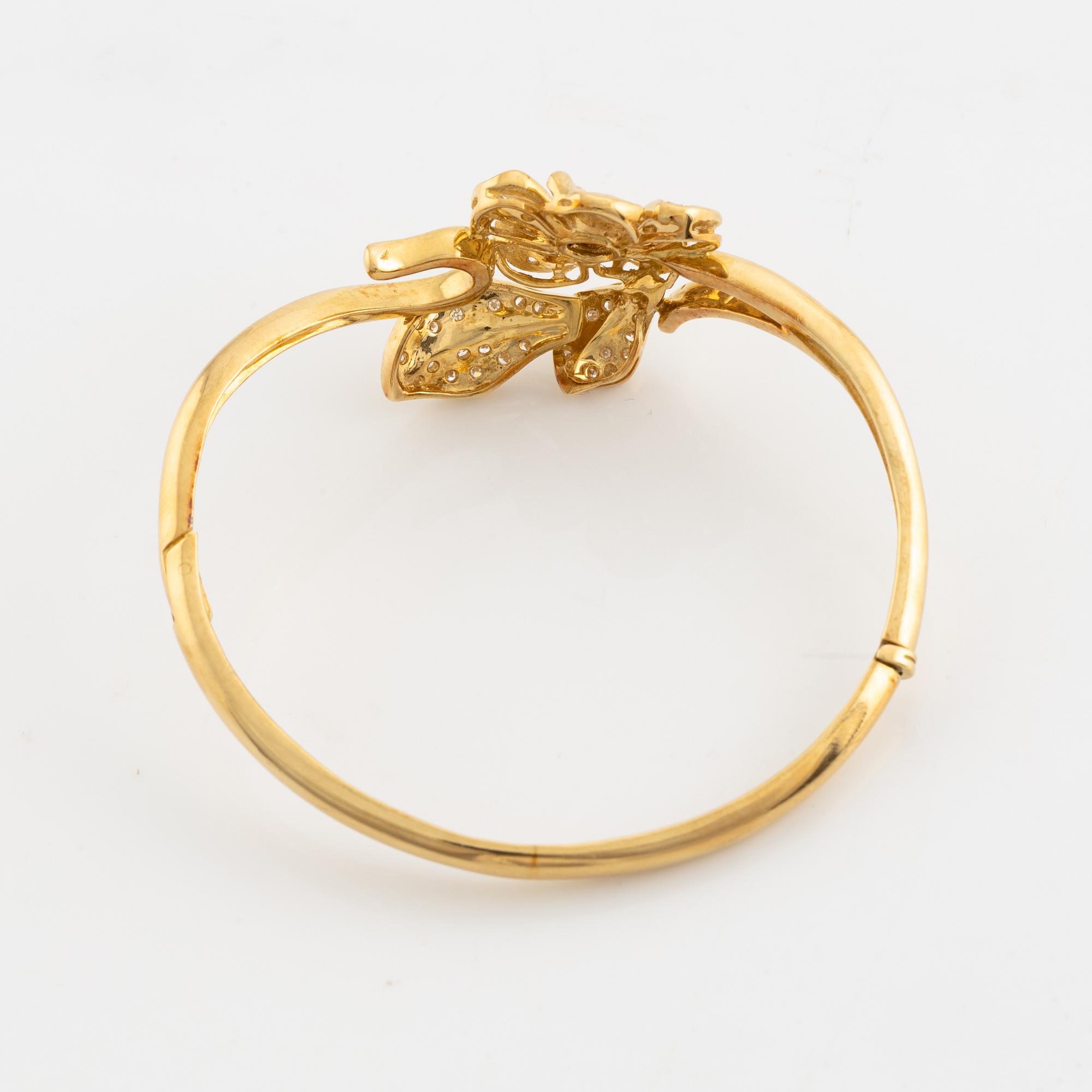 18K gold and brilliant- and eight cut diamond flower bangle.