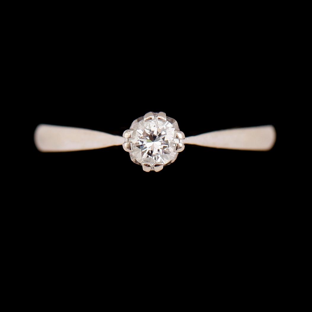 RING, 18 k vitguld med briljant, 0.20 ct enligt gravyr. Vikt ca 2 gram.