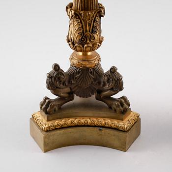 KANDELABRAR, 1 par, förgylld och patinerad brons, senempire, 1800-talets första hälft.