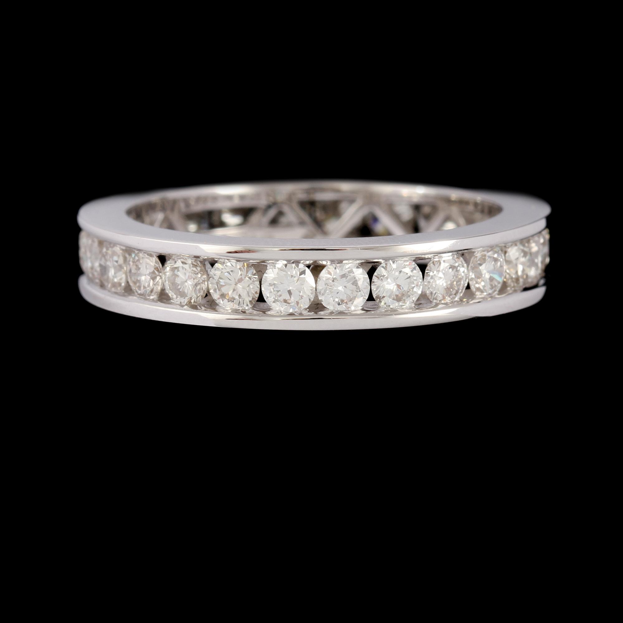 RING, 18k vitguld med 26 briljantslipade diamanter, ca 1.51 ct. Vikt 4 g.
