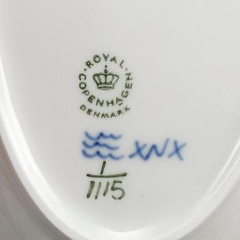 ROYAL COPENHAGEN, mat- och kaffeservis, 71 delar, porslin. "Musselmalet".