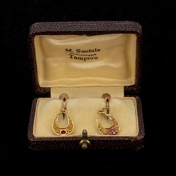 ÖRHÄNGEN, guld 18K, med röda stenar. Kaarle August Wahlroos, Tammerfors 1925. Vikt 4,2 g.