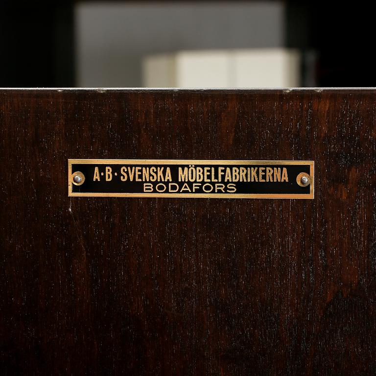 SKÅP, sannolikt Axel Einar Hjorth, Svenska Möbelfabrikerna, 1920/30-tal. Etikettmärkt.