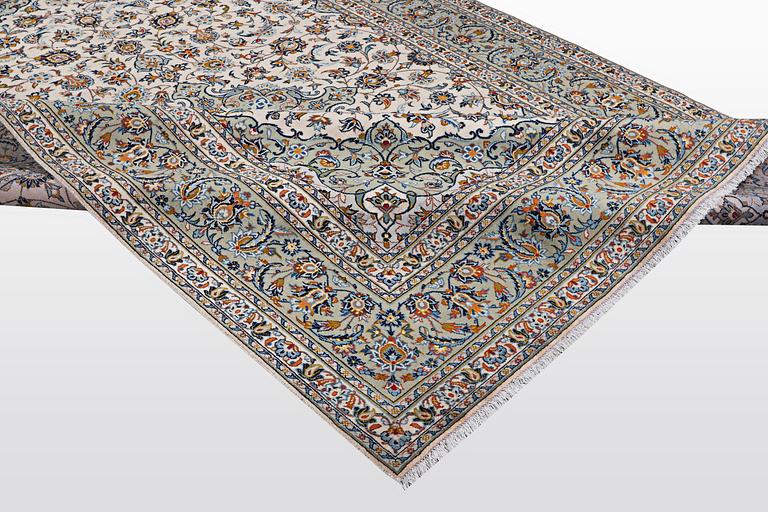 A carpet, Kashan 356 x 240 cm.