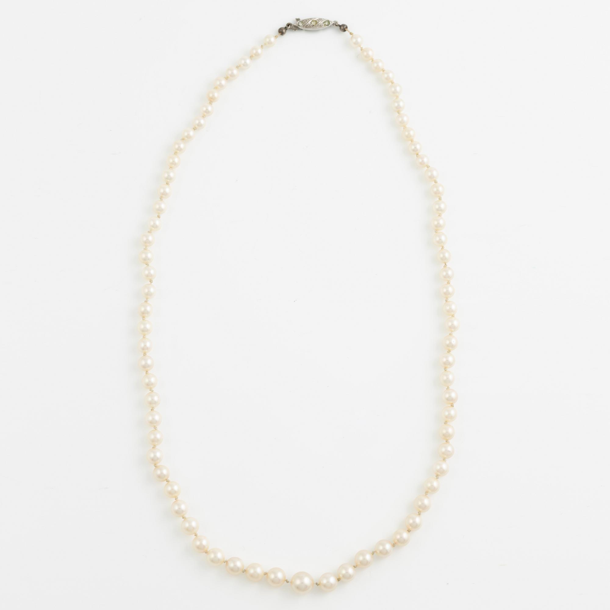 Pearl necklace with graduated cultured pearls, clasp silver.