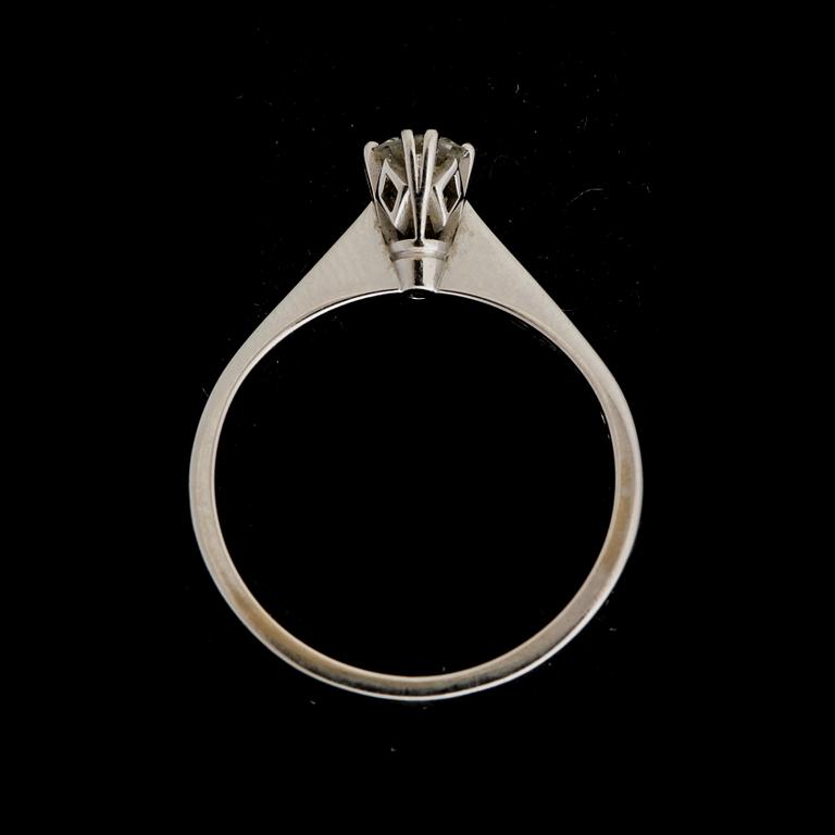 RING, 18K vitguld med briljantslipad diamant tot. ca 0,30 ct enligt gravyr. Vikt ca 2,5 gram.