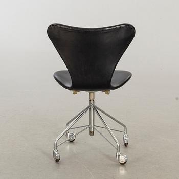 ARNE JACOBSEN, a series 7 'Sjuan' swivel chair, Fritz Hansen, Denmark.