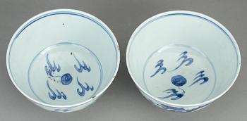 A pair of blue and white dragon bowls, Qing dynasty, Kangxi (1662-1722).