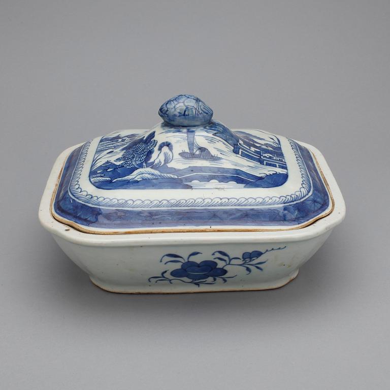 TERRIN MED LOCK, porslin. Qing dynastin, 1800-tal.
