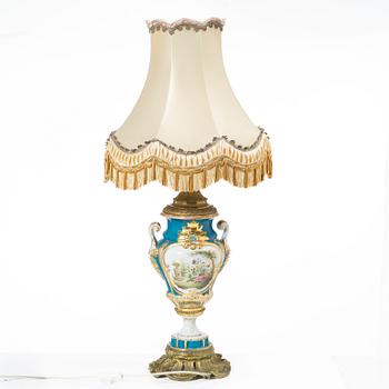 Bordslampa, Sèvres-stil, omkring år 1900.