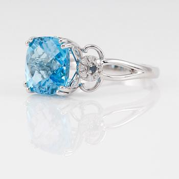 RING, 14K vitguld, blå topas, safirer och diamanter.